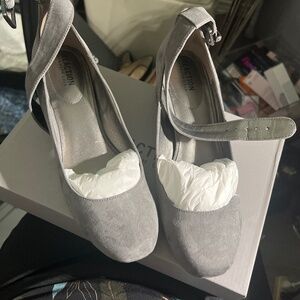 Suede closed in chunky heel
